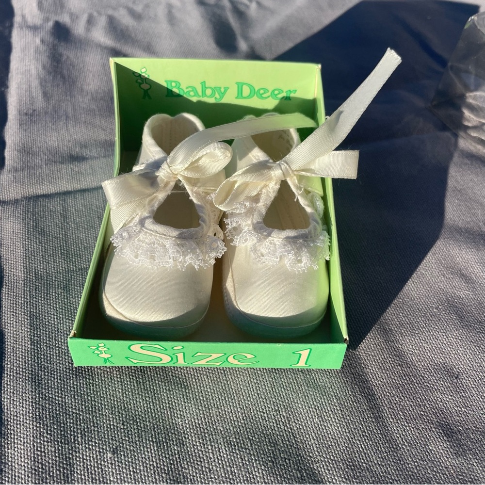 Vintage Baby Deer Shoes Off White Ruffle Satin Ribbon Size 1 Made in USA Infant